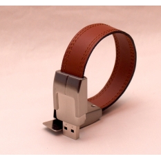 Lleva toda información que te interese al alcance de tu mano. Muy original y elegante pulsera de cuero USB. Imperdible. Ideal para regalar!!!! 
Color: negro y marrón.